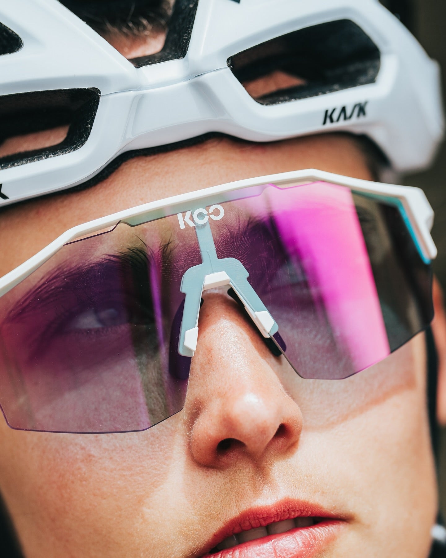 Óculos Koo Alibi - White Matt / Fuchsia Fotocromático