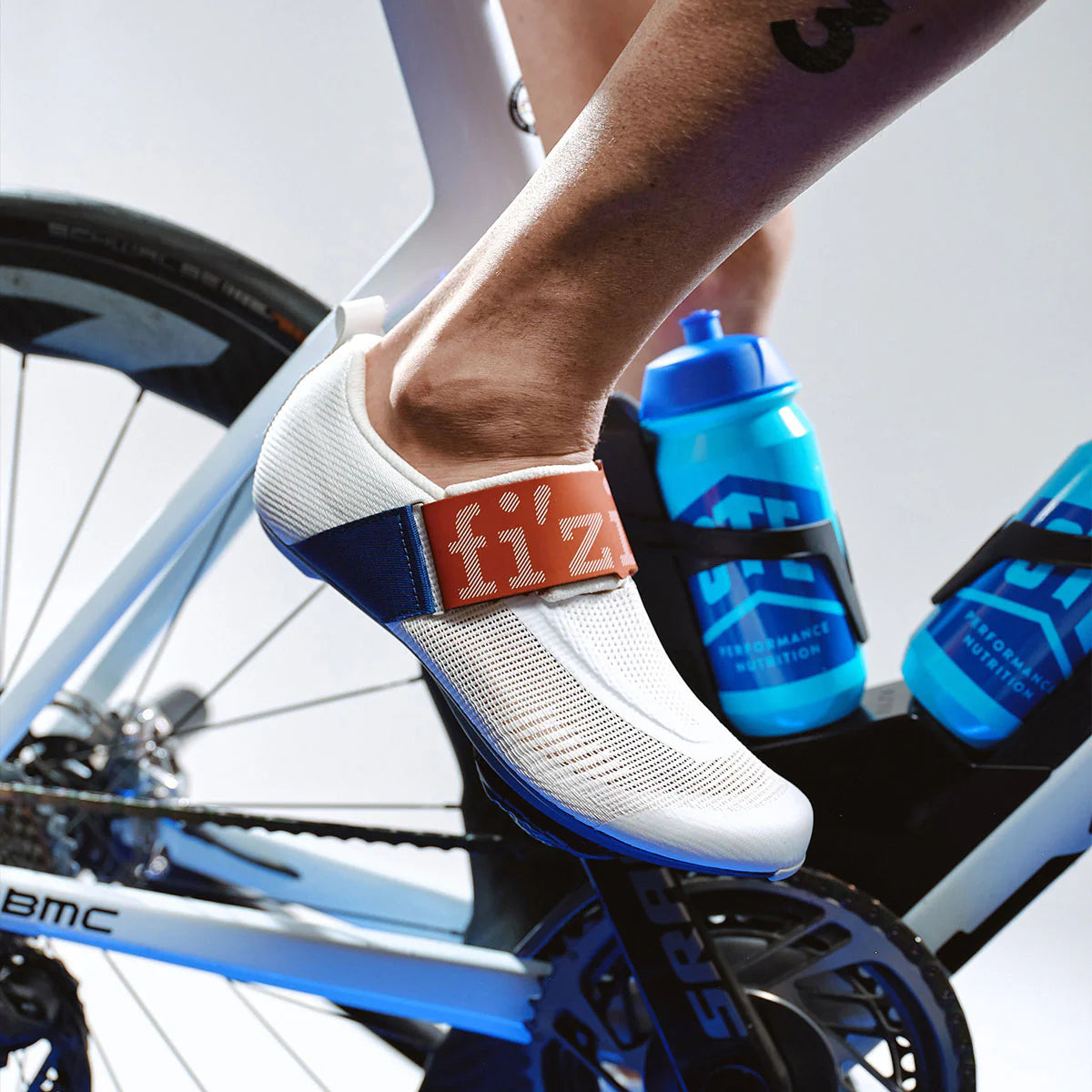 Sapatilha Fizik Hydra Aerowave Carbono - branca, vermelha e azul